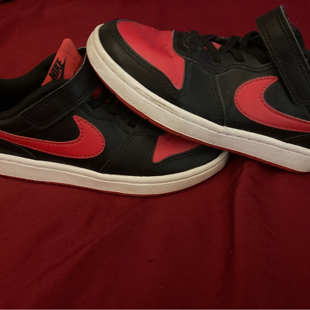 Nike Black and Red Sneakers Classic Basketball Style